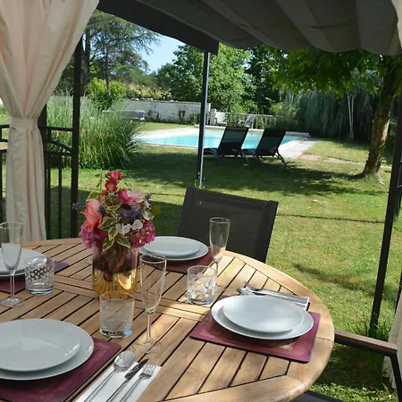 Historic Castle With Pool Near Vichy 別荘